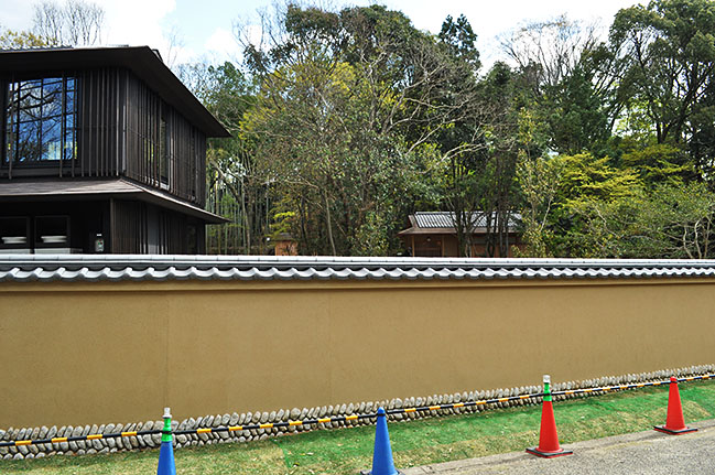 開園に向けて整備が進む日本庭園。通りから塀越しに見る。奥に茶室など、左は交流・飲食施設＝2020年4月10日、奈良市高畑町