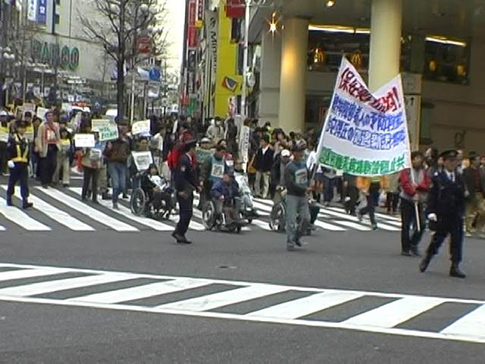 医療観察法案の反対デモ。公開質問状を出した患者会も参加した＝2002年3月、東京都渋谷区内（映画「かけがえの前進」から）