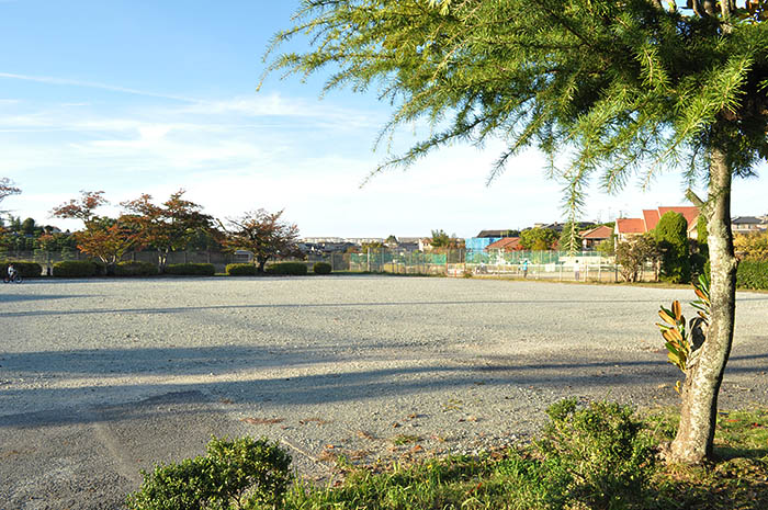 建物が撤去され更地になっている西奈良県民センター跡地＝2019年11月、奈良市登美ケ丘2丁目