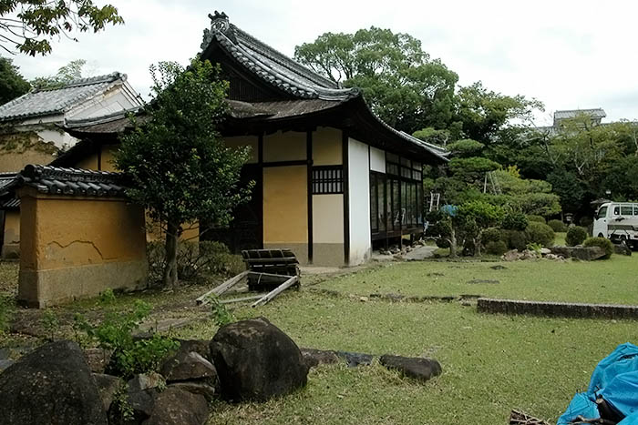 奈良市が取得以来、一度も活用していない元興福寺子院（旧最勝院）の屋敷と庭園、樹木などの管理をする車＝2020年9月3日、同市高畑町