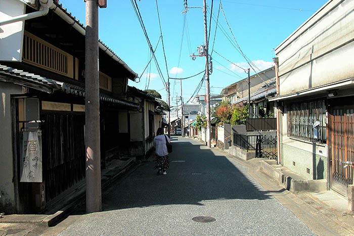 清水が湧き出た逸話が豊富な清水通りかいわい＝2020年10月26日、奈良市高畑町