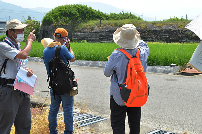 今も残っている柳本飛行場跡のコンクリート製の防空壕。ことし8月6日の飛行場跡を巡る催しのときの様子＝2020年8月、天理市内