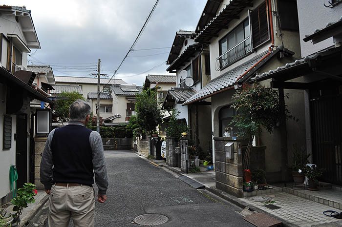 歴史体験学習館計画で立ち退きの対象になっている住宅地に立つ住民の男性＝2020年11月10日、奈良市