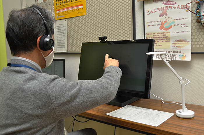 奈良市役所北部出張所の窓口に設置されたオンラインシステムの端末。タッチパネル式のディスプレー（左）と書画カメラ（右）＝2021年2月25日、同市右京1丁目