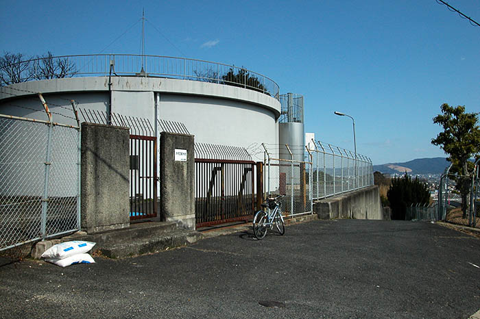 奈良市営大和田配水池。浄水した水道水を市民に送水するまでの間、一時的に貯える施設。水の安定供給につながり、災害、渇水にも役立つ＝2021年2月、奈良市中町