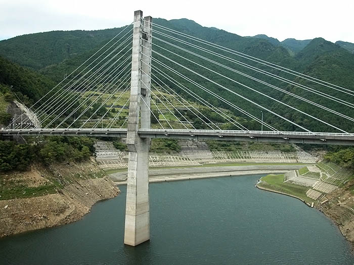 大滝ダムの貯水地横断橋。橋がつないだ集落は、試験貯水中の地滑りで離散した＝2021年9月16日、川上村白屋付近
