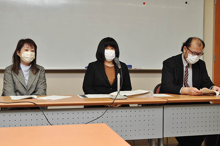 県の裁決について記者会見する女性の代理人の水丸貴美子弁護士（中央）ら＝2021年12月21日、奈良市の奈良弁護士会