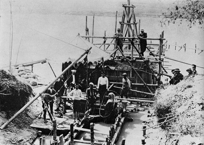 1918年、木津川の取水口で導水渠（どうすいきょ）の水中掘削工事に携わる人々＝「奈良市水道五十年史」から