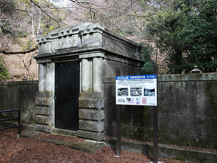 奈良市水道開業100の遺産、旧高地区配水池施設＝2022年1月、奈良市雑司町