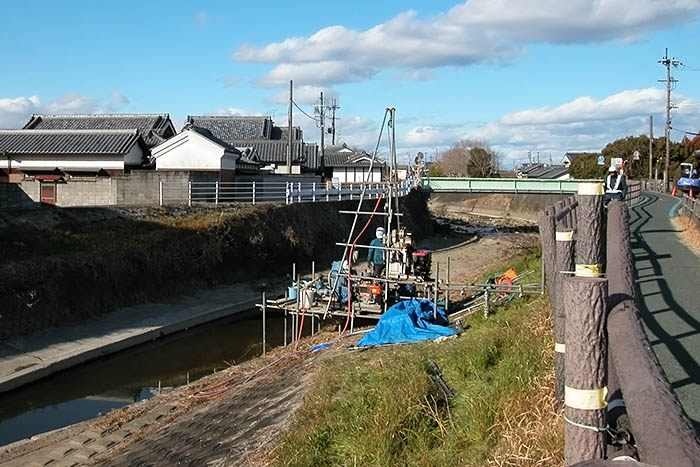 秋篠川の河川整備工事の一環で行われた河床ボーリング＝2022年1月31日、奈良市西ノ京町