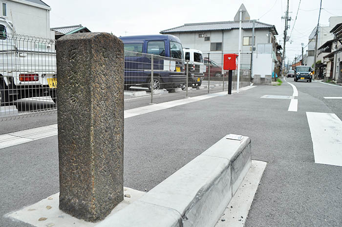 再び姿を現した道標（左手前）。奥はかつての竜田越大坂街道方面＝2022年7月18日、奈良県大和郡山市柳5丁目