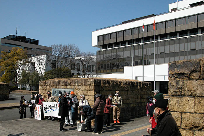 奈良市役所前で創業100年の市営水道の誇りを胸に一体化参加のデメリットを訴える人々＝2022年3月8日