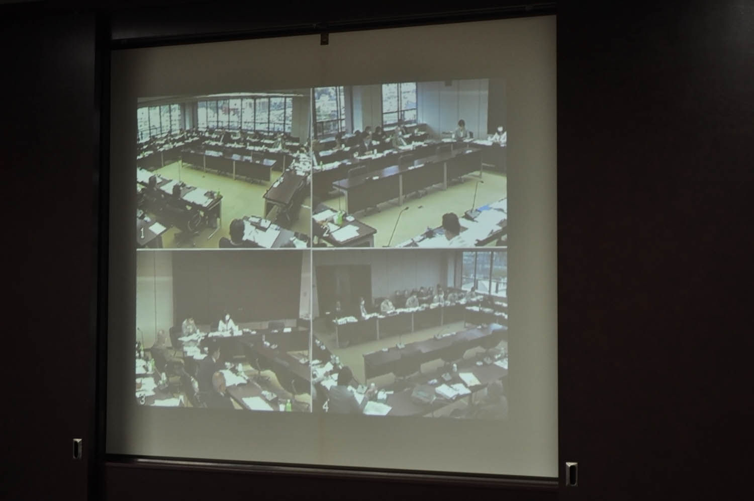 生駒市議会都市建設委員会の様子を映す傍聴室のモニター＝2023年3月13日、同市役所