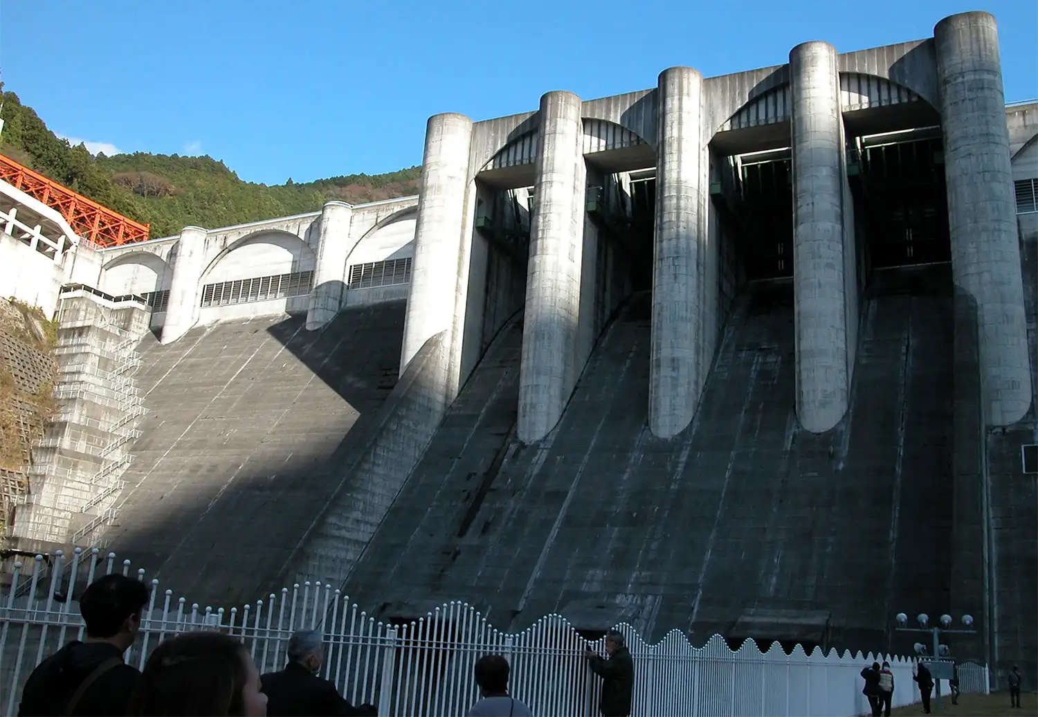 大滝ダム運用開始10周年を記念し、堰堤直下で開かれた特別見学会＝2023年11月19日、奈良県川上村