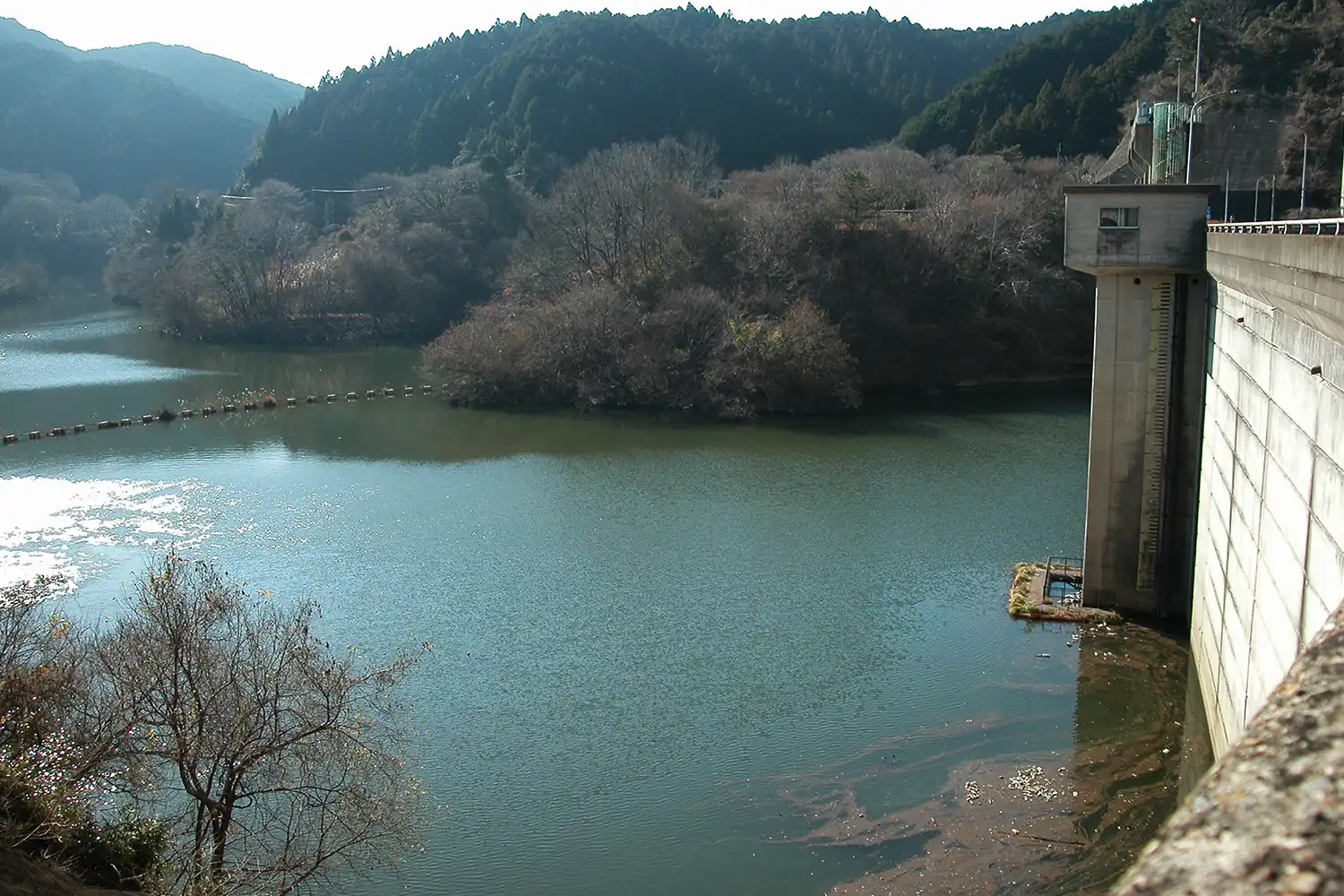堆砂量が想定を超えて増加している天理ダム＝2023年12月28日、奈良県天理市長滝町付近