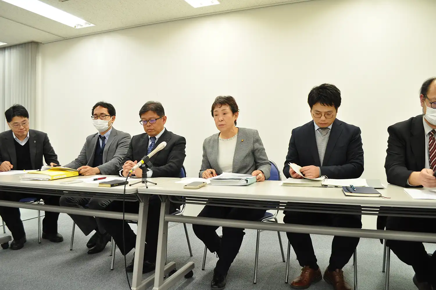 判決後、記者会見に臨む青木恒子香芝市議会議員（左から4人目）と弁護団＝2024年1月16日、奈良市