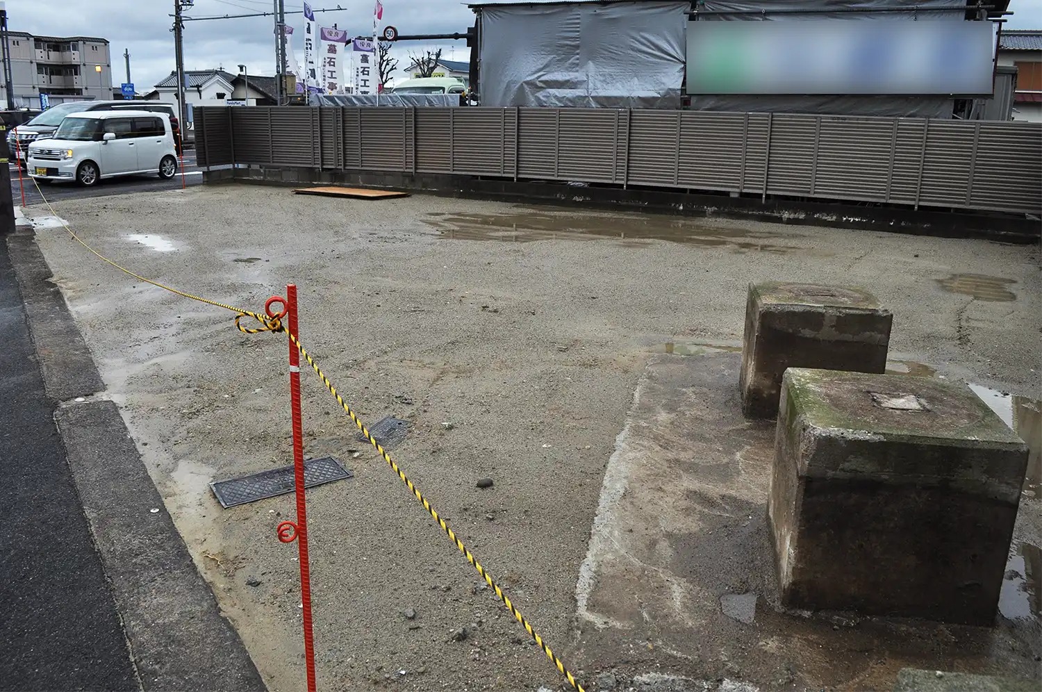 花壇が撤去された大宮通りの交差点＝2024年3月12日、奈良市三条大路5丁目（写真の一部をぼかしています）