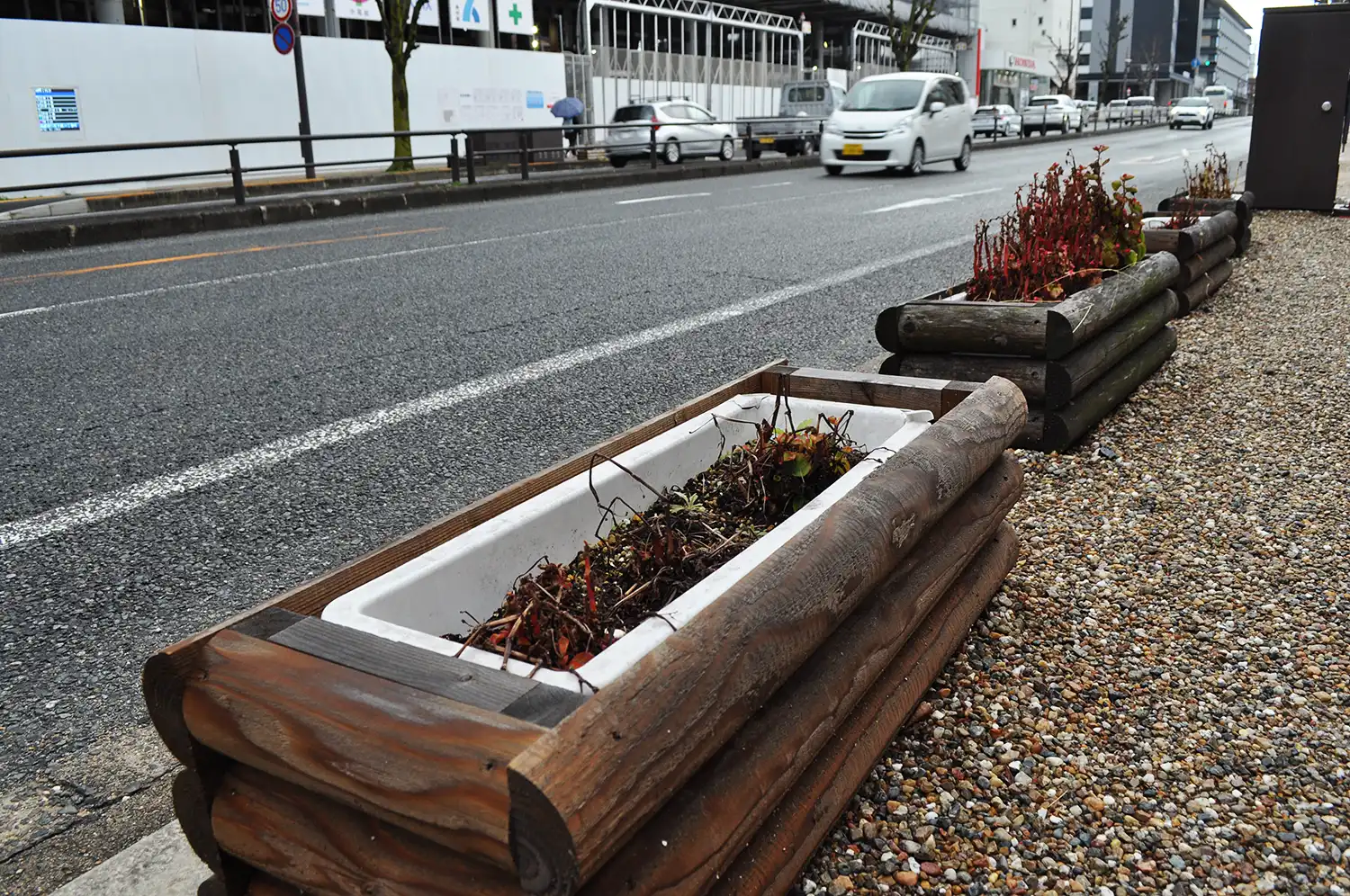 大宮通りの歩道に配置されていた花のプランター＝2024年3月12日、奈良市