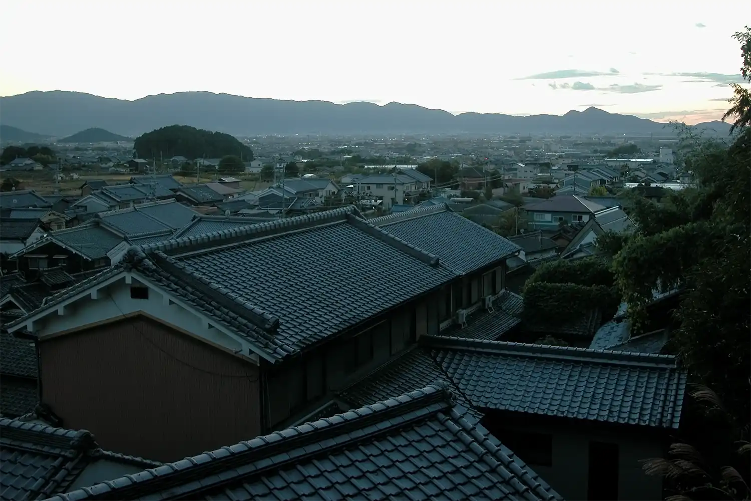 奈良県桜井市内から望む二上山（右奥）、大和三山（左奥）＝2023年10月28日