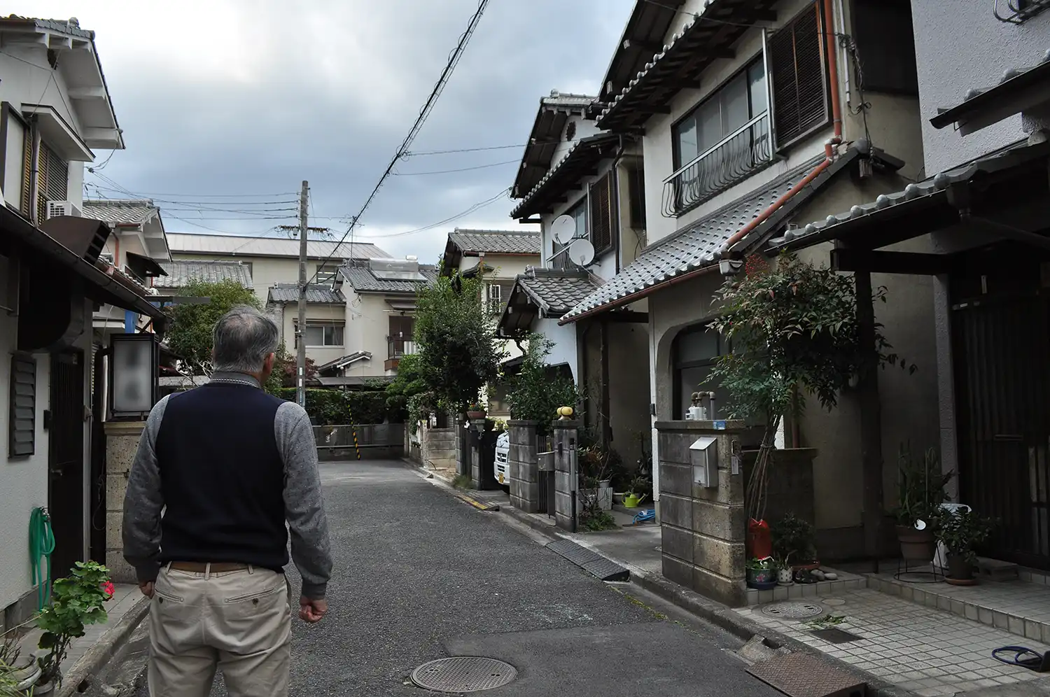 歴史体験学習館予定地にあった住宅地。左の男性は写真撮影当時の自治会長＝2020年11月、奈良市二条大路南3丁目、浅野善一撮影（画像の一部を加工しています）