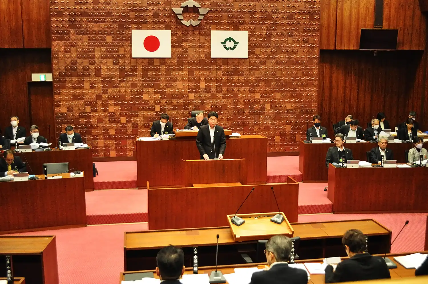 奈良県香芝市議会3月定例会に情報公開条例改正案を提出した三橋和史市長＝2025年2月17日、同市議会、浅野善一撮影