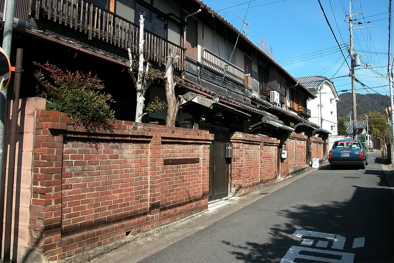 赤れんが塀の長屋。網野菊が一時住み、谷崎潤一郎も訪れた＝2025年3月10日、奈良市高畑町、浅野詠子撮影
