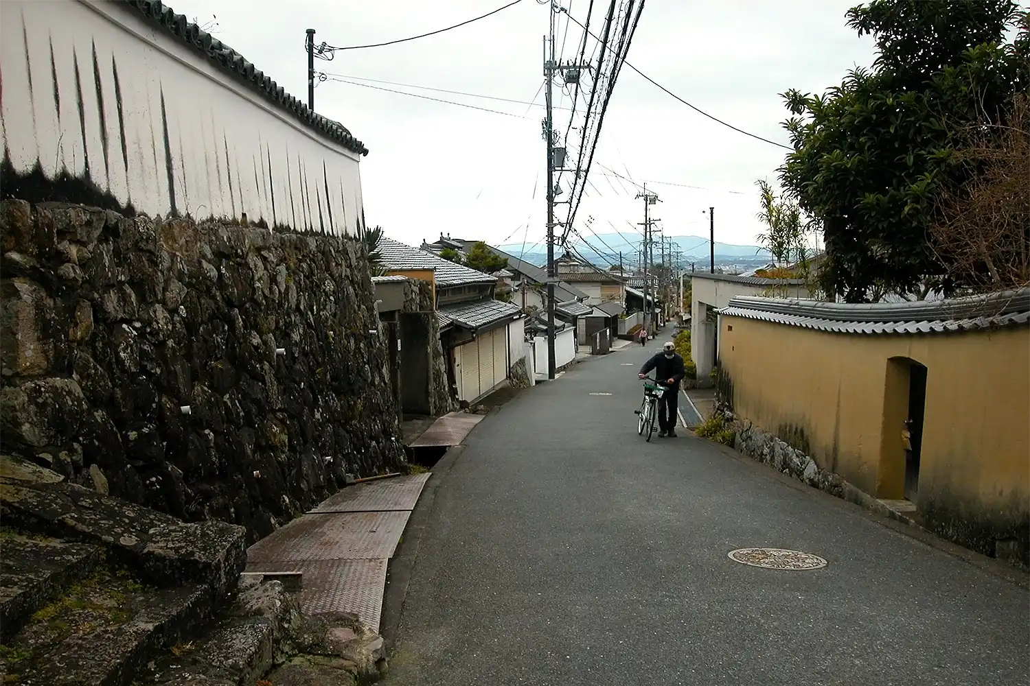 志賀直哉の門弟、瀧井孝作が一時住んだ白塗りの塀の家＝奈良市高畑町、2025年3月12日、浅野詠子撮影