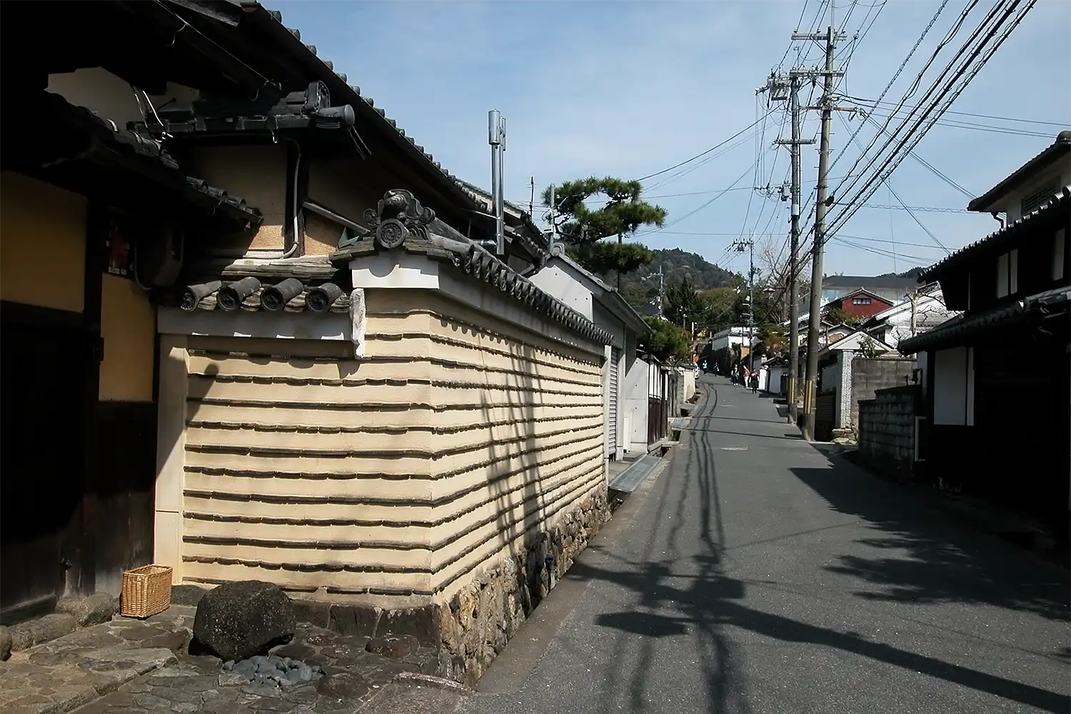 1933（昭和8）年建築の屋敷にある瓦を挟んだ土塀＝2025年4月8日、奈良市高畑町、浅野詠子撮影