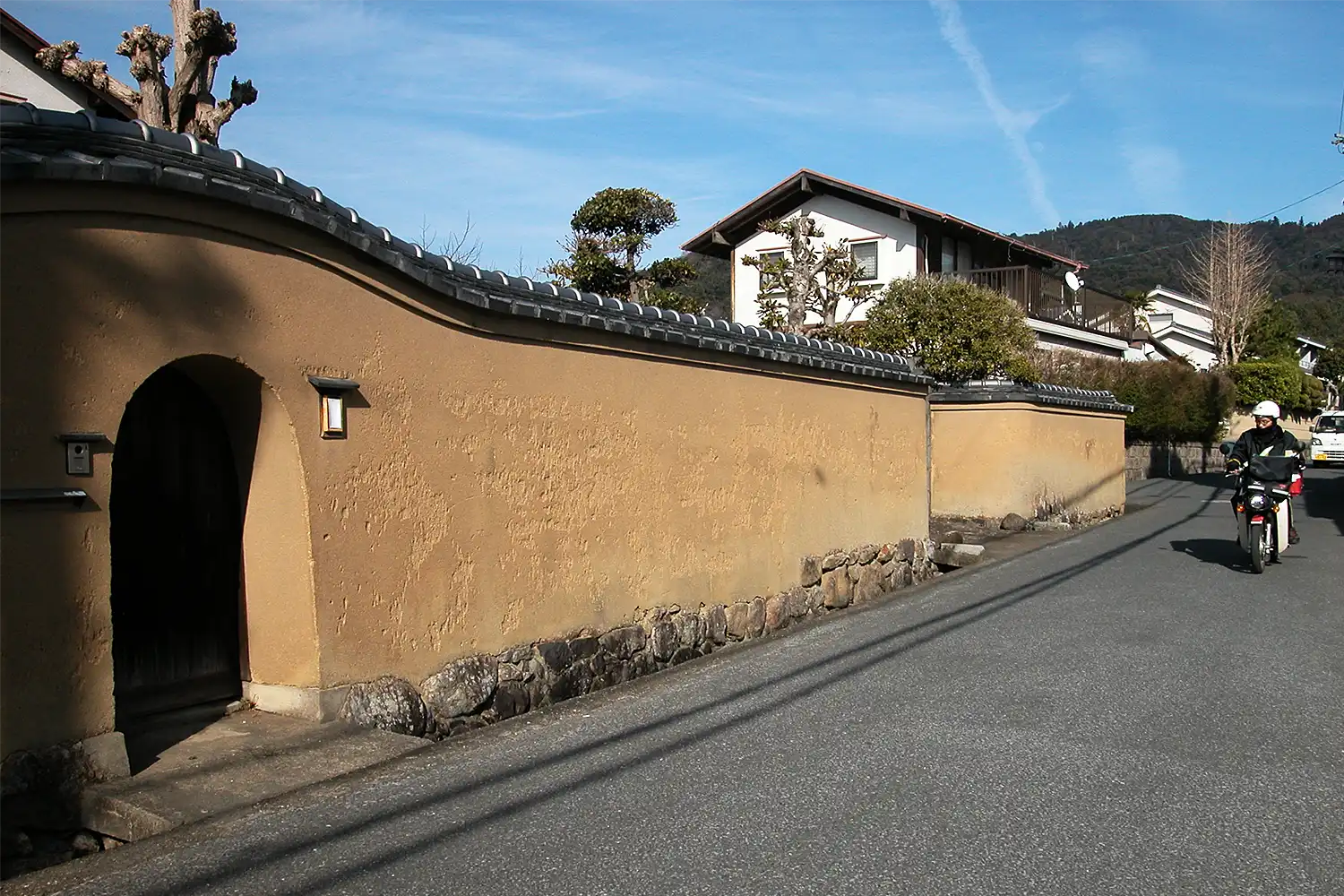 馬蹄形の扉がある築地塀＝2025年3月10日、奈良市高畑町、浅野詠子撮影