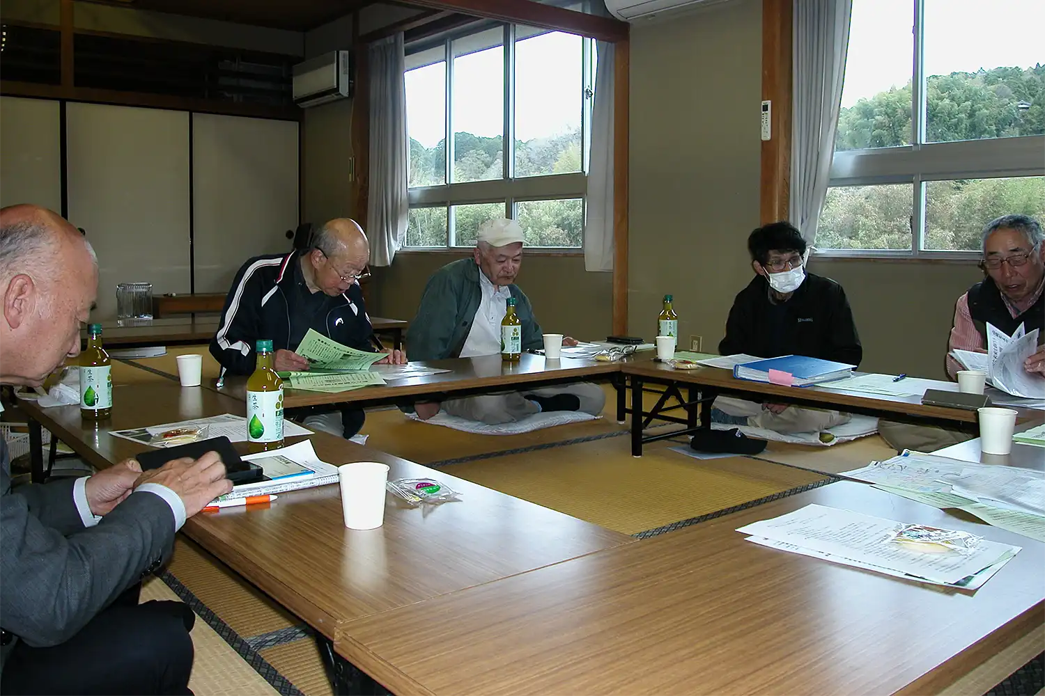 特産の茶の畑と棚田が広がる村の風景。メガソーラーは奥の山林に計画された＝2025年5月22日、山添村春日、浅野詠子撮影