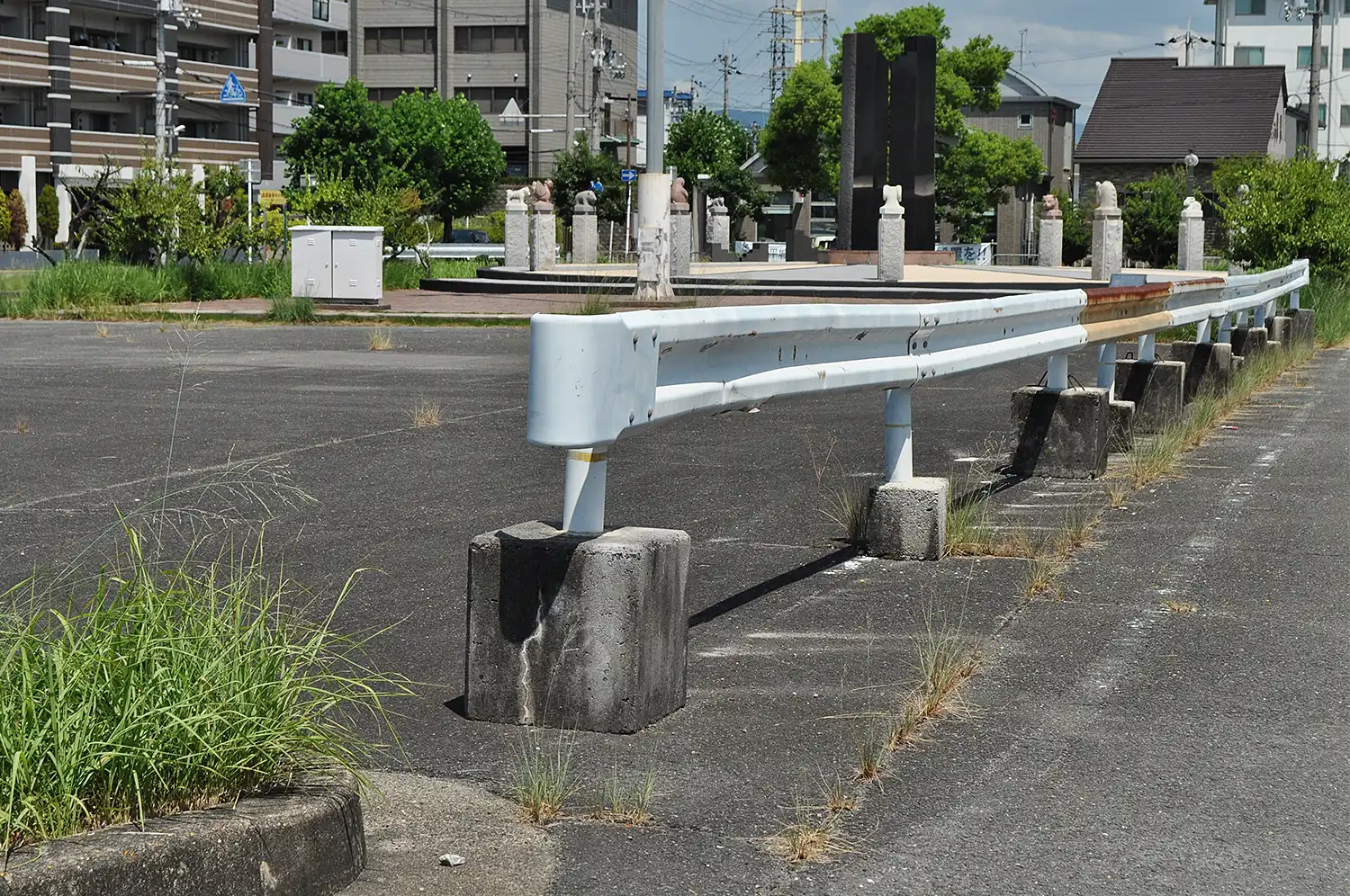 仮設のガードレールでふさがれたバス、タクシーの待機場所（左側）の開口部＝2025年8月28日、奈良市佐保台西町のJR平城山駅ロータリー、浅野善一撮影