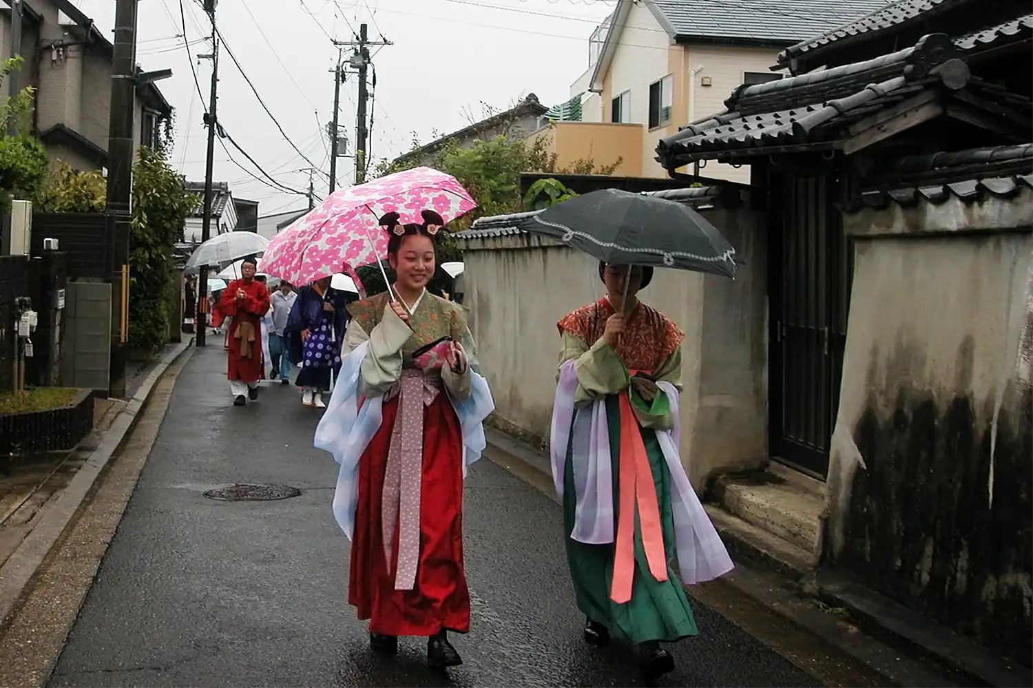 吉備真備の没後1250年の法要で天平人の装束をまとい通りを歩く人たち。行事を盛り上げた＝2025年10月4日、奈良市高畑町、浅野詠子撮影