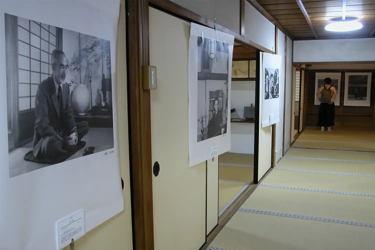 上司海雲に贈った白磁のつぼと共に写る志賀直哉（1946年）＝写真左手前＝などが展示されている写真展「観音院に集った人々」＝2025年10月12日、奈良市雑司町の東大寺観音院、浅野詠子撮影