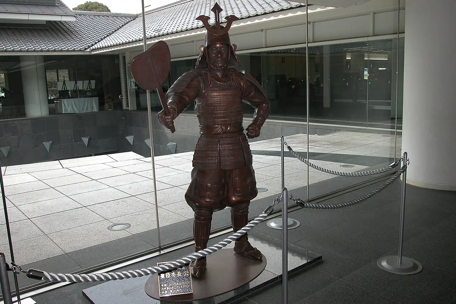 大和郡山ライオンズクラブ寄贈の秀長像＝2026年1月15日、大和郡山市北郡山町の市やまと郡山城ホール、浅野詠子撮影