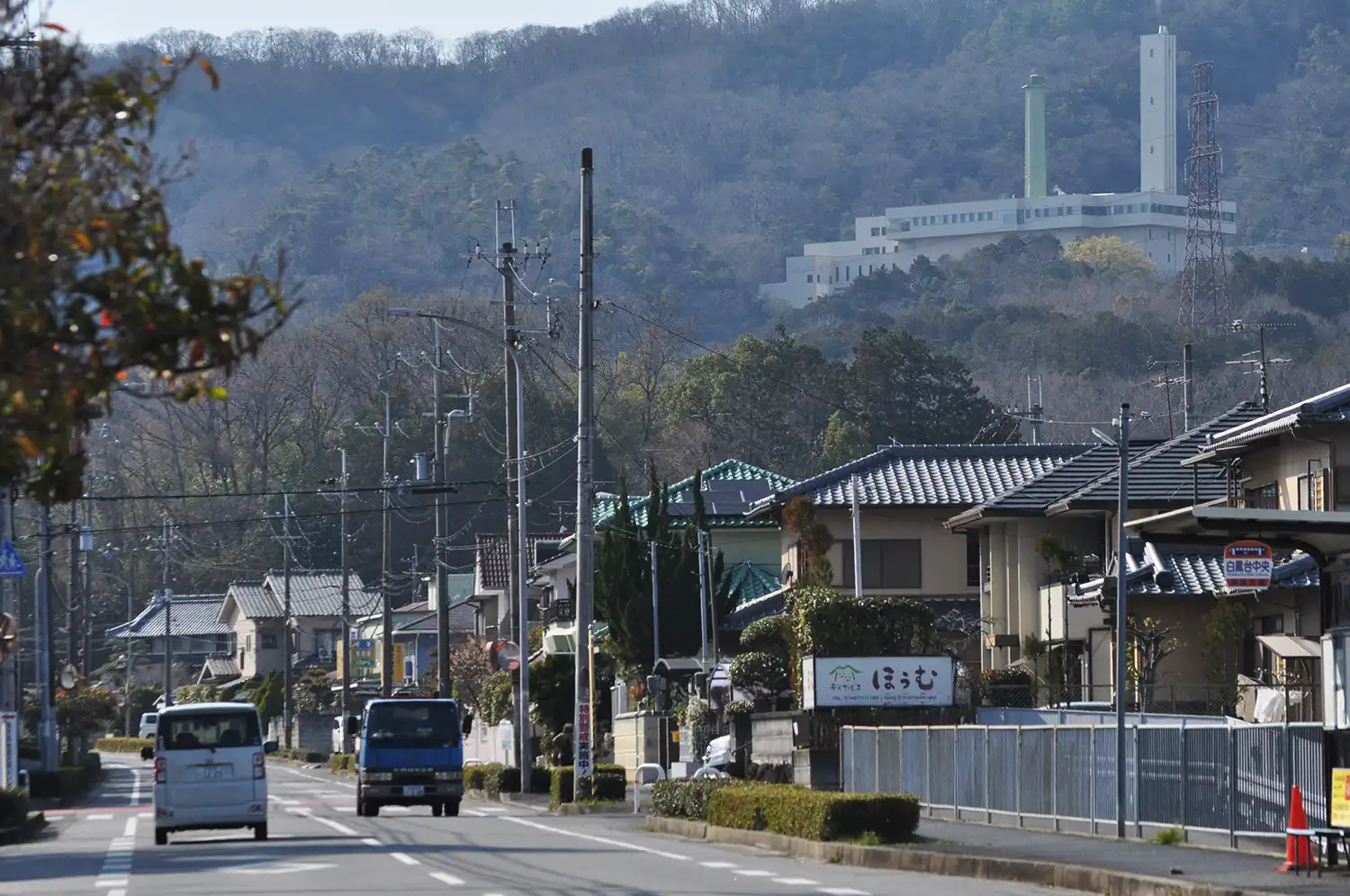 白鳳台の住宅地とごみ焼却場(右上)=2026年3月21日、奈良県香芝市、浅野善一撮影