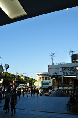駅舎から望む現在の行基広場。見通しが良く開放感がある＝奈良市の近鉄奈良駅前