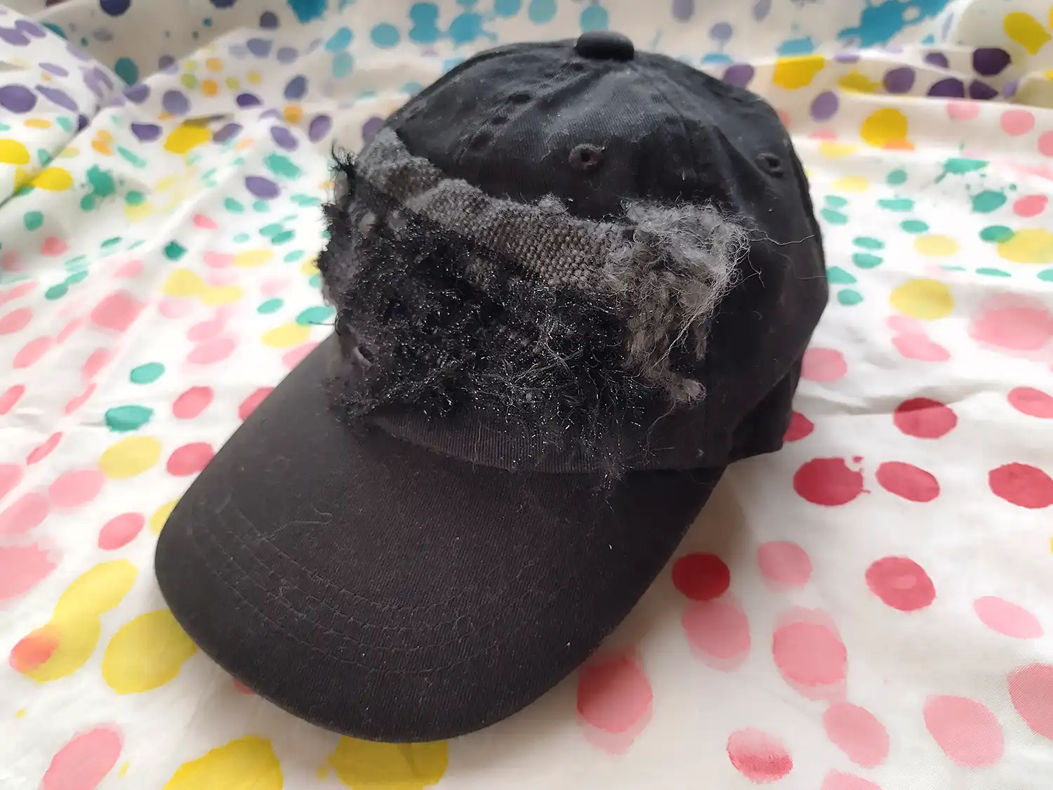 福岡左知子（ふくおか・さちこ）「息をしている帽子」。既製品の帽子に刺繍（ししゅう）。買い物や散歩のときにかぶっている。福岡は「たんぽぽの家・アートセンターHANA」所属のテキスタイル作家（1963年生まれ、奈良県在住）